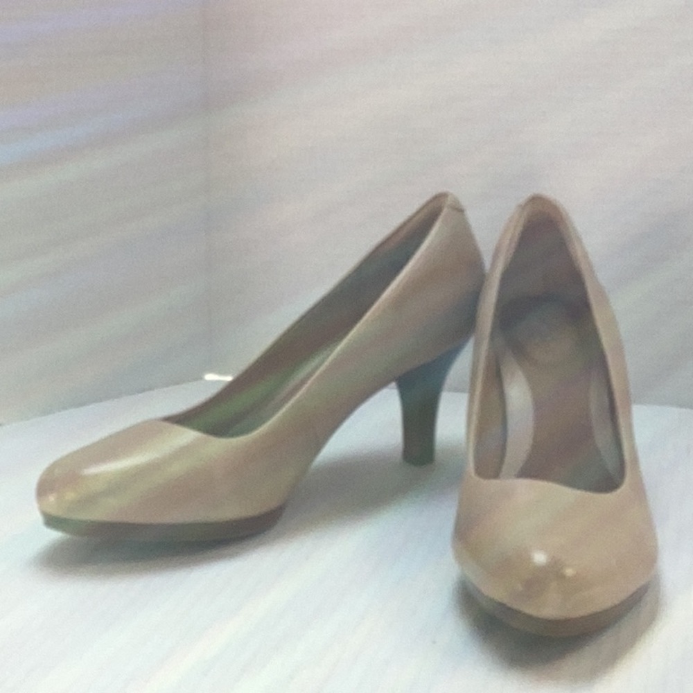 Clarks NWOT Tempt Appeal Women’s size 10 Platform Heels in Nude Leather